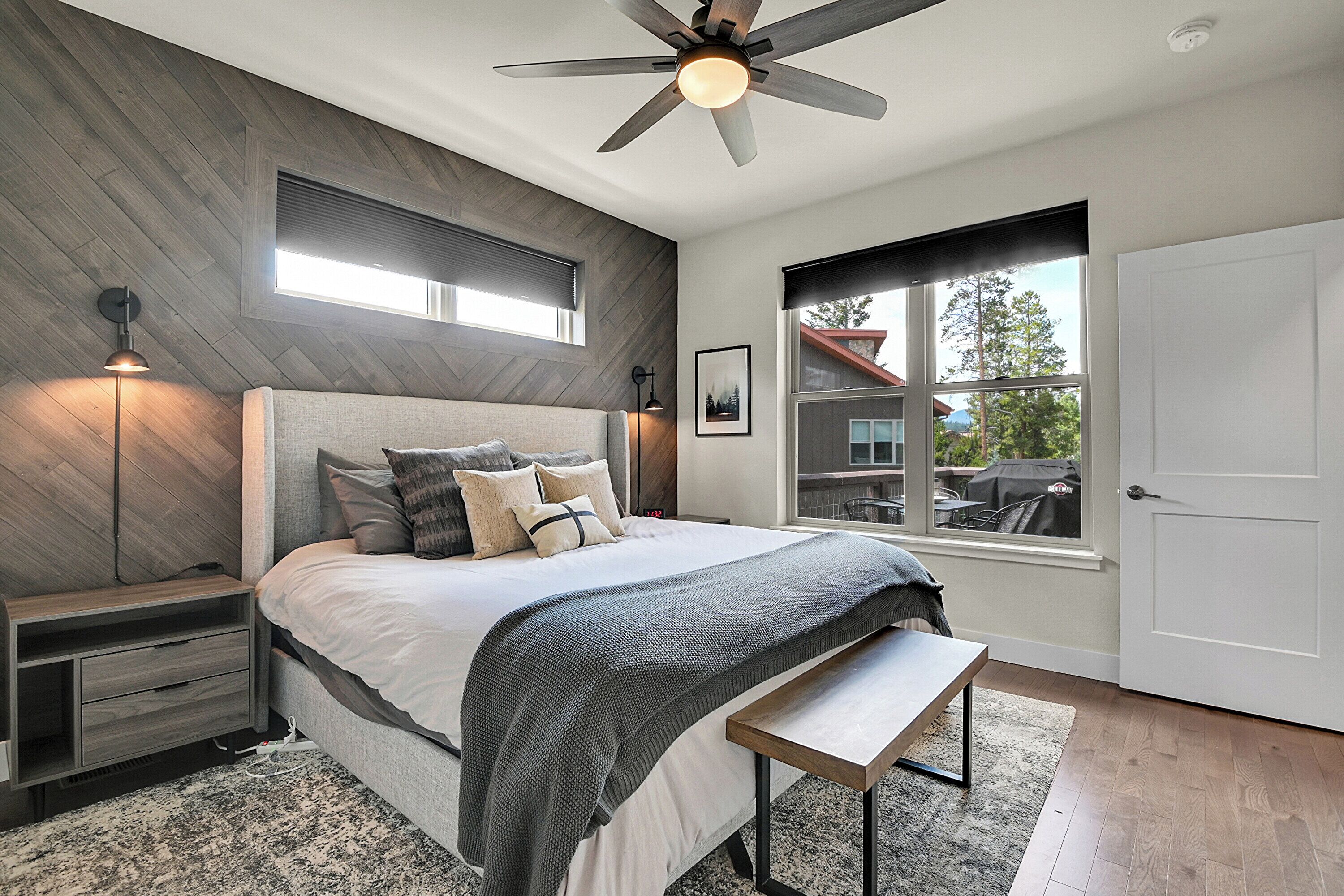 4 bedrooms, desk, iron/ironing board, travel cot