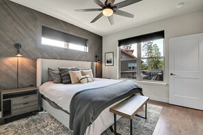 4 bedrooms, desk, iron/ironing board, travel crib - Luxury Ski and Bike Townhome with Hot Tub (Fraser)