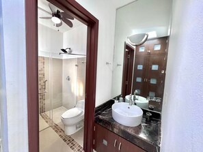 Handtücher, Seife, Shampoo, Toilettenpapier