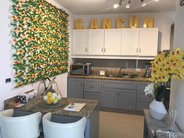 Fridge, microwave, oven, stovetop - Frida Kahlo House (Cancún)