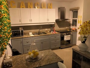 Fridge, microwave, oven, stovetop - Frida Kahlo House (Cancún)