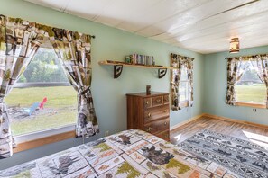 2 bedrooms, iron/ironing board, internet, bed sheets