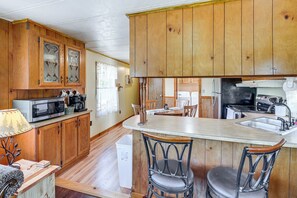 Fridge, microwave, stovetop, dishwasher