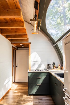 Een koelkast, een kookplaat, een koffiezetapparaat/waterkoker