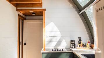 Réfrigérateur, plaque de cuisson, cafetière/bouilloire, grille-pain