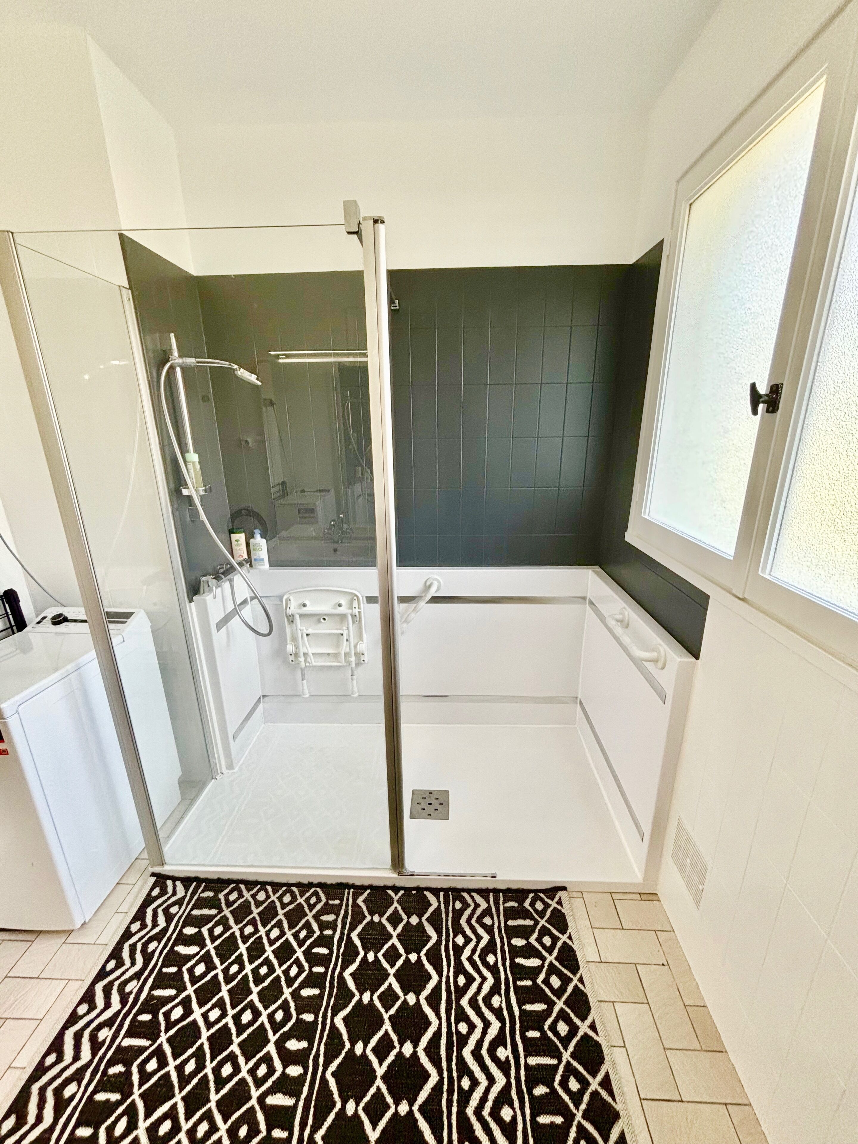Een douche, milieuvriendelijke toiletartikelen, een haardroger