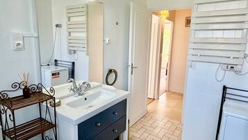 Douche, articles de toilette écologiques, sèche-cheveux