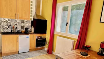 Een koelkast, een oven, een kookplaat, een koffiezetapparaat/waterkoker