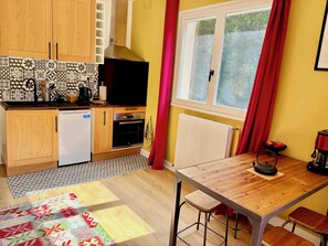 Fridge, oven, stovetop, coffee/tea maker