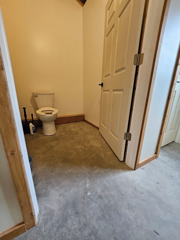 Un baño con inodoro, ducha y puerta.