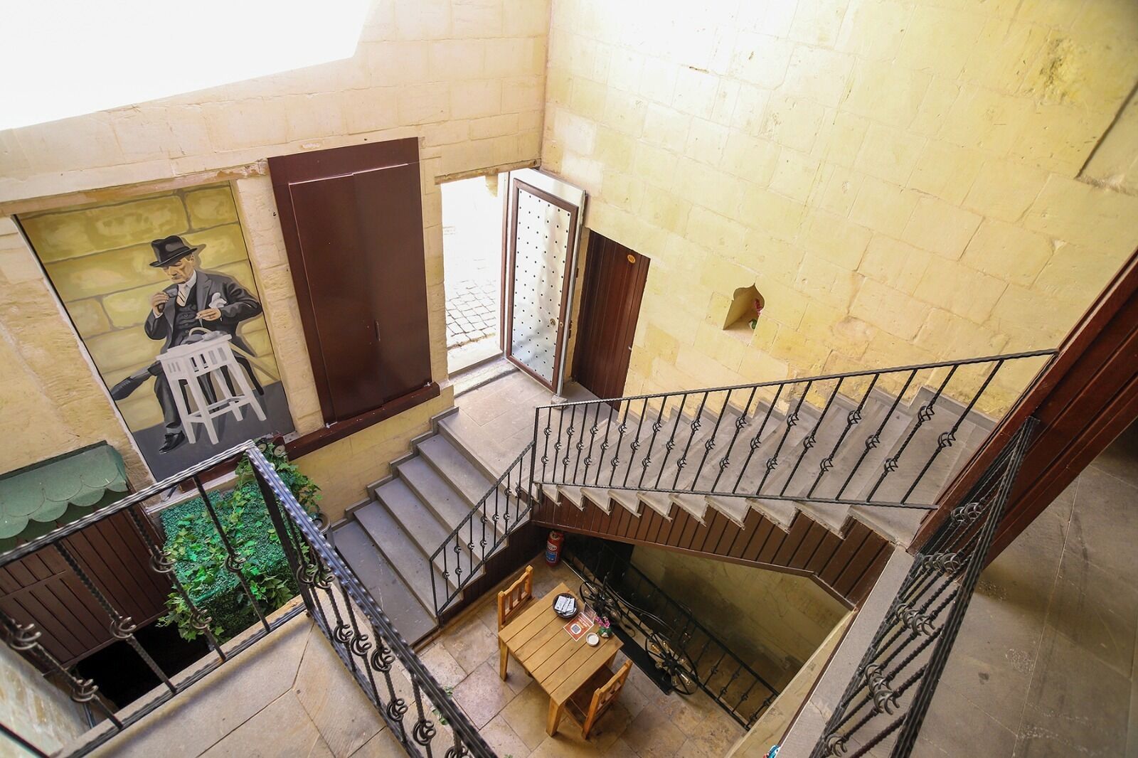 إطلالة على الفناء