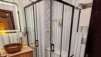 Een douche, een haardroger, pantoffels, handdoeken