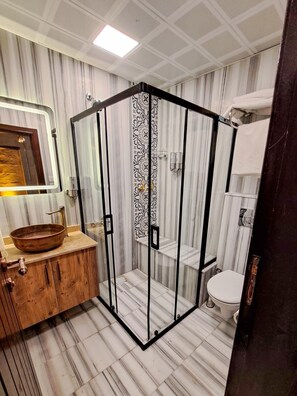 Shower, hair dryer, slippers, towels - LEVİSSİ BOUTİQUE HOTEL  (Gaziantep)