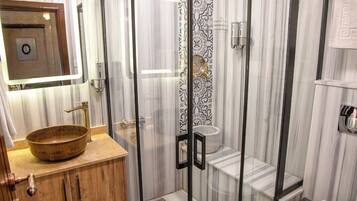 Familieværelse til 3 personer | Badeværelse | Bruser, hårtørrer, hjemmesko, håndklæder