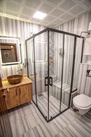 Family Triple Room | Bathroom | Shower, hair dryer, slippers, towels - LEVİSSİ BOUTİQUE HOTEL  (Gaziantep)