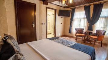 Klassieke tweepersoonskamer, uitzicht op binnenplaats | Lakens van Egyptisch katoen, luxe beddengoed, een minibar