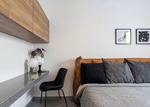 2 bedrooms, desk, iron/ironing board, WiFi