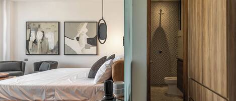 Een bureau, een strijkplank/strijkijzer, wifi, beddengoed