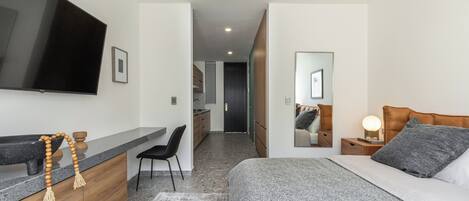 1 slaapkamer, een bureau, een strijkplank/strijkijzer, wifi