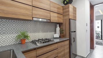 Kühlschrank, Mikrowelle, Herdplatte, Wasserkocher mit Kaffee-/Teezubehör