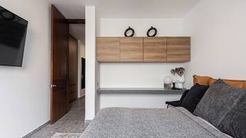 1 slaapkamer, een bureau, een strijkplank/strijkijzer, wifi