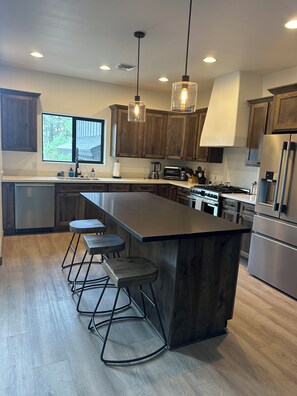 Private kitchen - Spacious 4-bedroom house in awesome Show Low with AC and 2 fireplaces (Show Low)