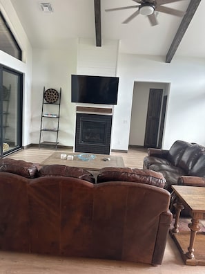 Living area - Spacious 4-bedroom house in awesome Show Low with AC and 2 fireplaces (Show Low)
