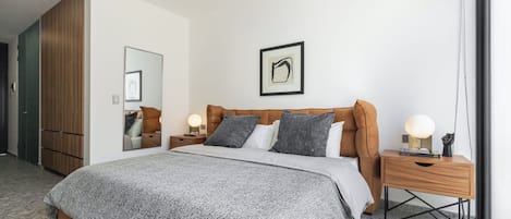 1 habitación, escritorio, tabla de planchar con plancha y wifi