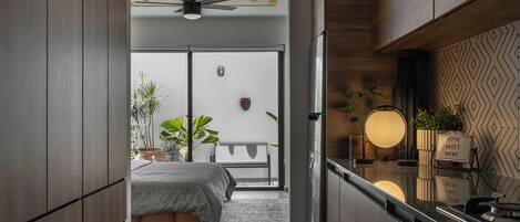 1 habitación, escritorio, tabla de planchar con plancha y wifi