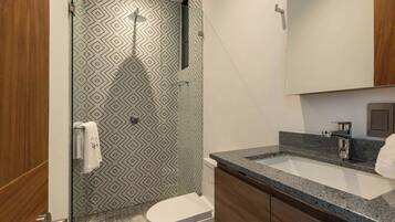 Secador de pelo, toallas