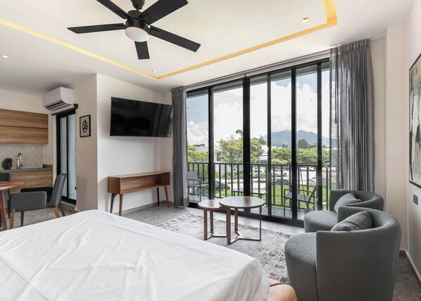 Skrivebord, strykejern/-brett, wi-fi og sengetøy