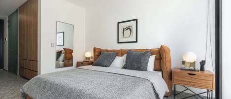 1 dormitori, escriptori, planxa i posts de planxar i wifi