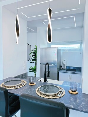 Geladeira, micro-ondas, cooktop, cafeteira/chaleira