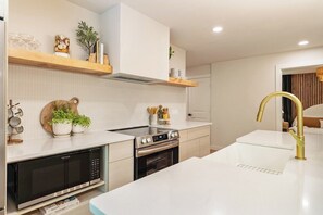 Frigorifero, microonde, forno, piano cottura