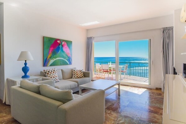 Smart TV, books, stereo