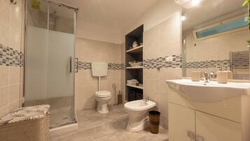 Doccia, asciugacapelli, bidet, asciugamani