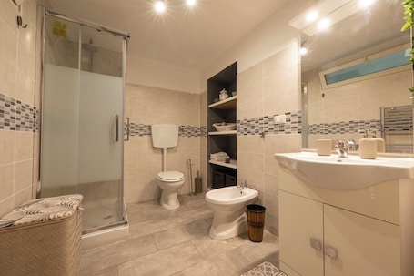 Shower, hair dryer, bidet, towels. CASA PINA BED & BREAKFAST