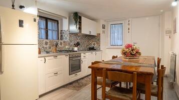 Frigorifero, forno, piano cottura, lavastoviglie