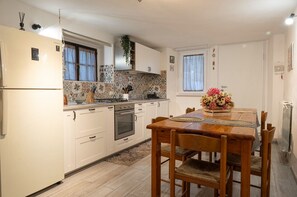 Frigorífico, horno, placa de cocina y lavavajillas