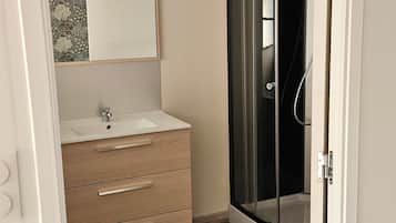 Douche, serviettes fournies, papier toilette