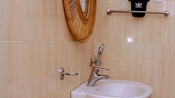 Dusch, bubbelbadkar, hårtork och handdukar