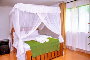 6 bedrooms, iron/ironing board, WiFi, bed sheets