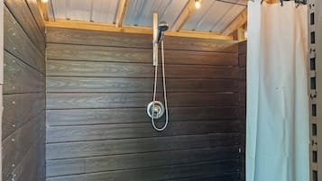 Regadera, toallas, papel de baño