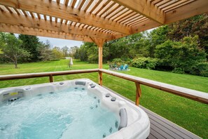 Outdoor spa tub - Luxurious Estate in Cooperstown, NY -3.2 miles from the Cooperstown Dreams Park (Cooperstown)