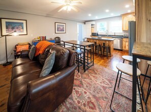 Smart TV, fireplace - Luxurious Estate in Cooperstown, NY -3.2 miles from the Cooperstown Dreams Park (Cooperstown)