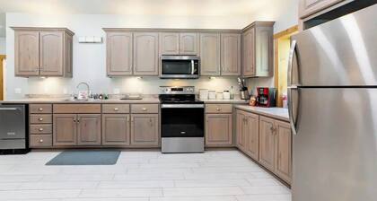 Compound on Lake - Gameroom/Dock/Pool/Hot tub - Sleeps 37