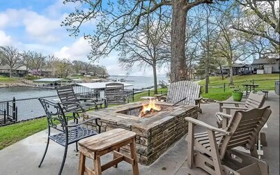 Compound on Lake - Gameroom/Dock/Pool/Hot tub - Sleeps 37