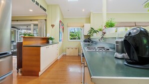 Een koelkast, een microgolfoven, een vaatwasser, een broodrooster