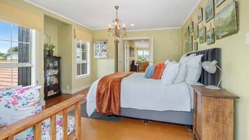 4 bedrooms, iron/ironing board, WiFi, bed sheets