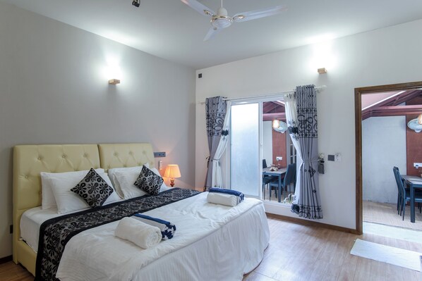 Tallelokero huoneessa, työpöytä